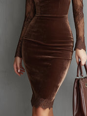 Brązowa, welurowa sukienka mini w stylu vintage z dekoltem w serek i koronkowymi rękawami 4