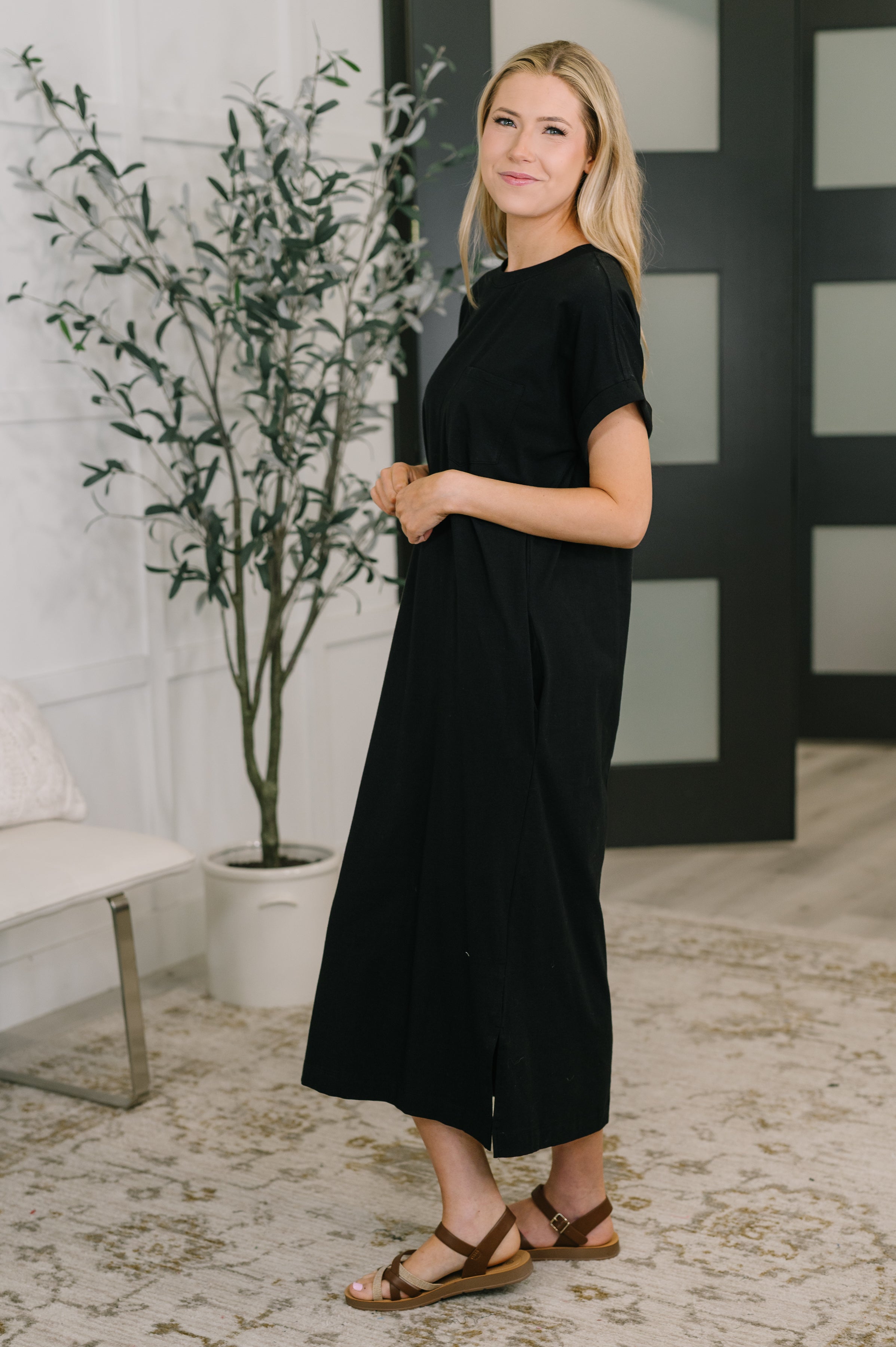 Czarna Sukienka Midi na Wesele - Elegancka i Wygodna Sukienka Wieczorowa z Krótkim Rękawem 2