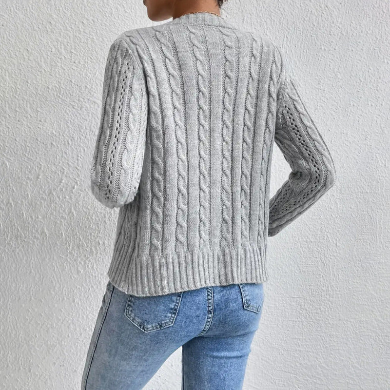 Damski kardigan o warkoczowym splocie z guzikami – elegancki i ciepły sweter na zimę 1