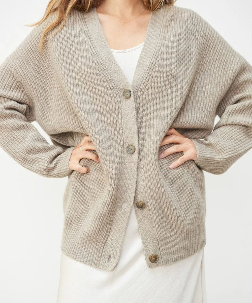 Damski kardigan oversize z dekoltem w szpic – lekki i elegancki na każdą porę roku 1