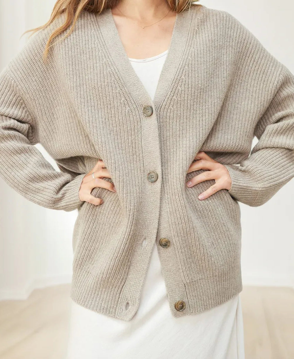 Damski kardigan oversize zapinany na guziki – luźny, stylowy i wygodny 1