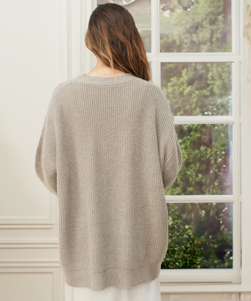 Damski kardigan oversize zapinany na guziki – luźny, stylowy i wygodny 2