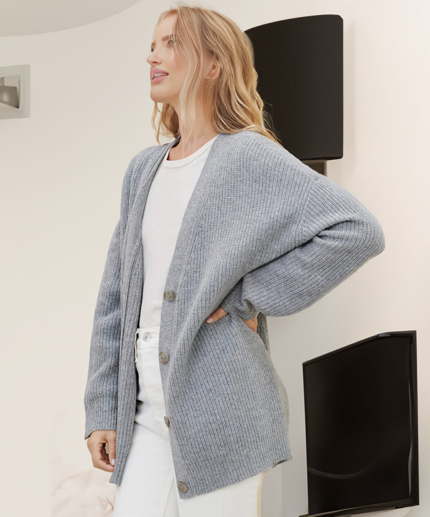 Damski kardigan oversize zapinany na guziki – luźny, stylowy i wygodny 5