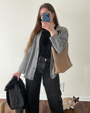 Damski kardigan oversize zapinany na guziki – luźny, stylowy i wygodny 6