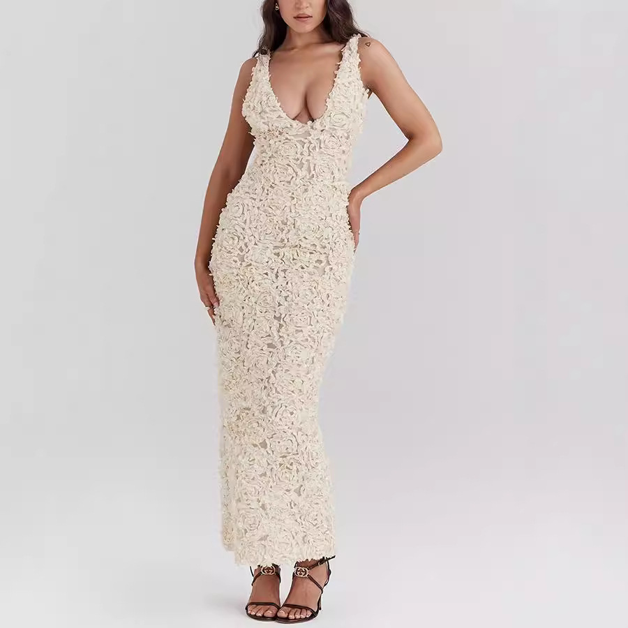 Elegancka koronkowa sukienka midi z szerokimi ramiączkami na specjalne okazje 3