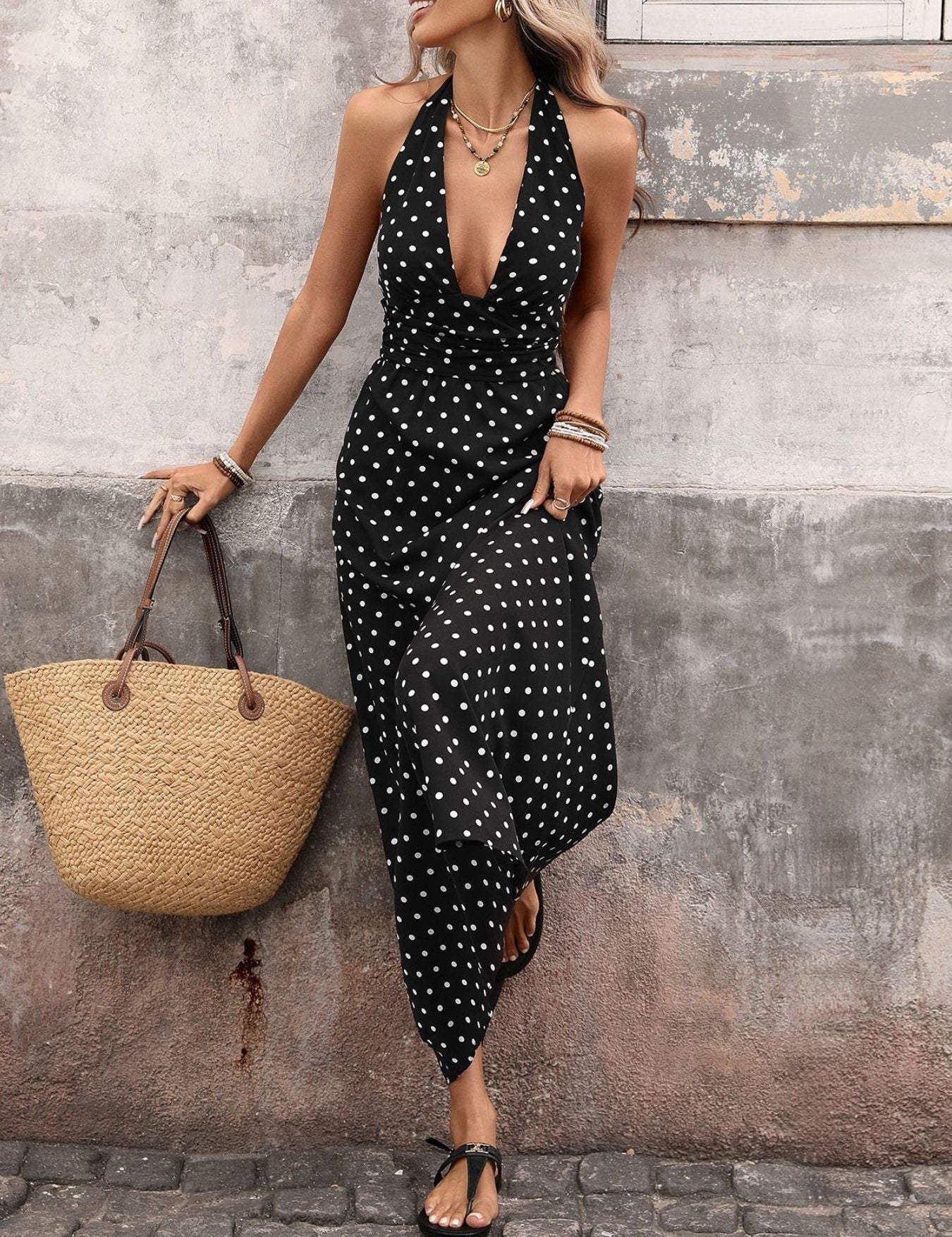 Elegancka sukienka maxi w groszki z dekoltem halter na lato 1