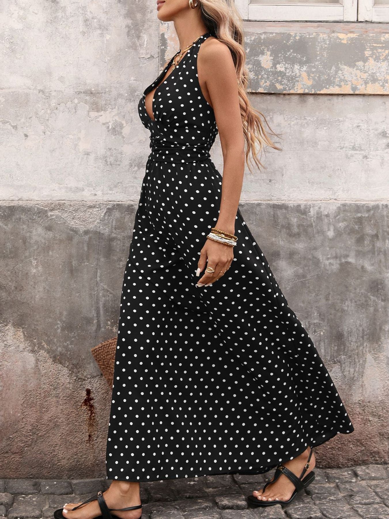 Elegancka sukienka maxi w groszki z dekoltem halter na lato 2