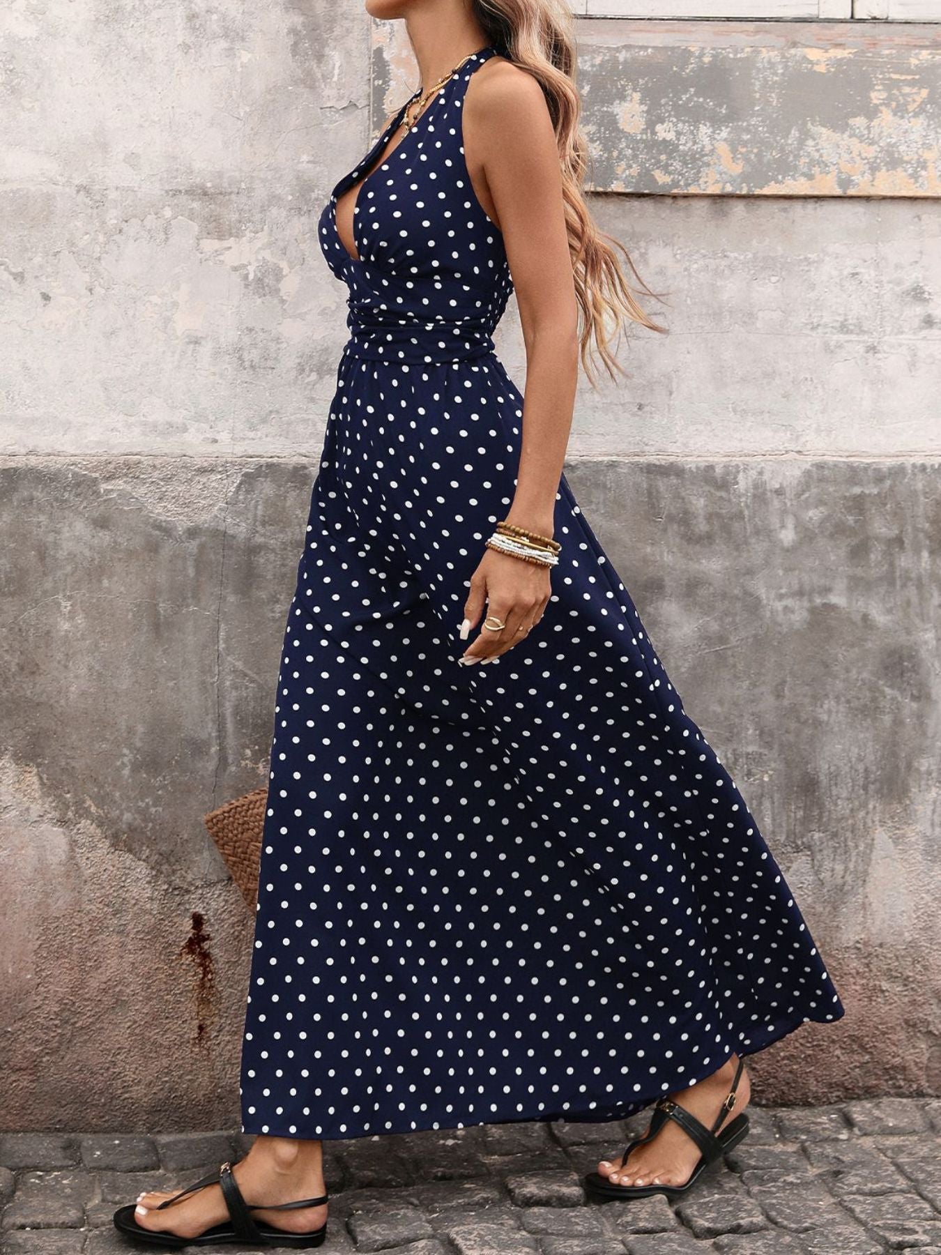 Elegancka sukienka maxi w groszki z dekoltem halter na lato 8