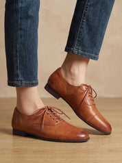 Nora | Damskie skórzane buty typu oksford ze sznurowadłami i noskiem typu cap-toe, płaskie 2