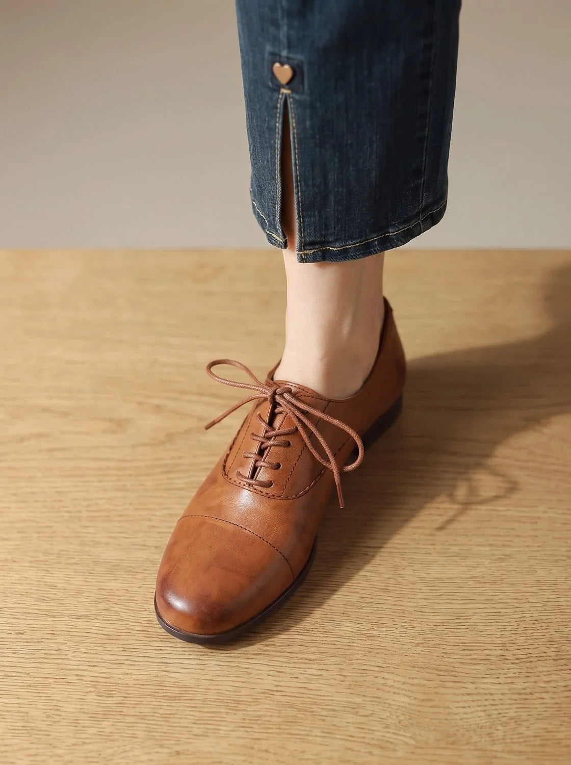 Nora | Damskie skórzane buty typu oksford ze sznurowadłami i noskiem typu cap-toe, płaskie 3
