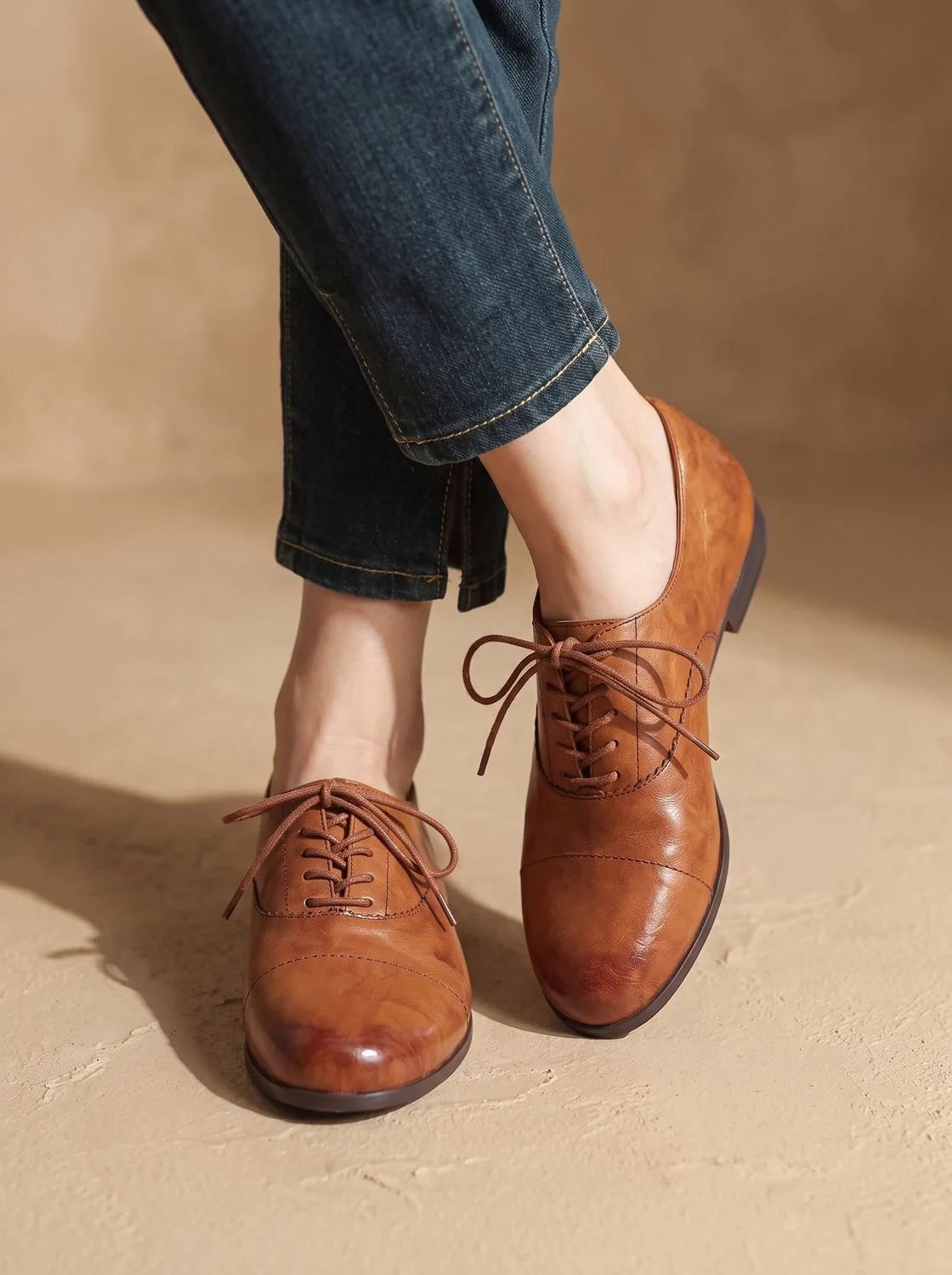 Nora | Damskie skórzane buty typu oksford ze sznurowadłami i noskiem typu cap-toe, płaskie 7
