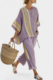 Stylowy Lawendowy Top Z Oversize'owym Krojem i Musztardowymi Spodniami w Paski dla Kobiet - Idealny na Letnie Dni 1