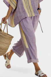 Stylowy Lawendowy Top Z Oversize'owym Krojem i Musztardowymi Spodniami w Paski dla Kobiet - Idealny na Letnie Dni 3