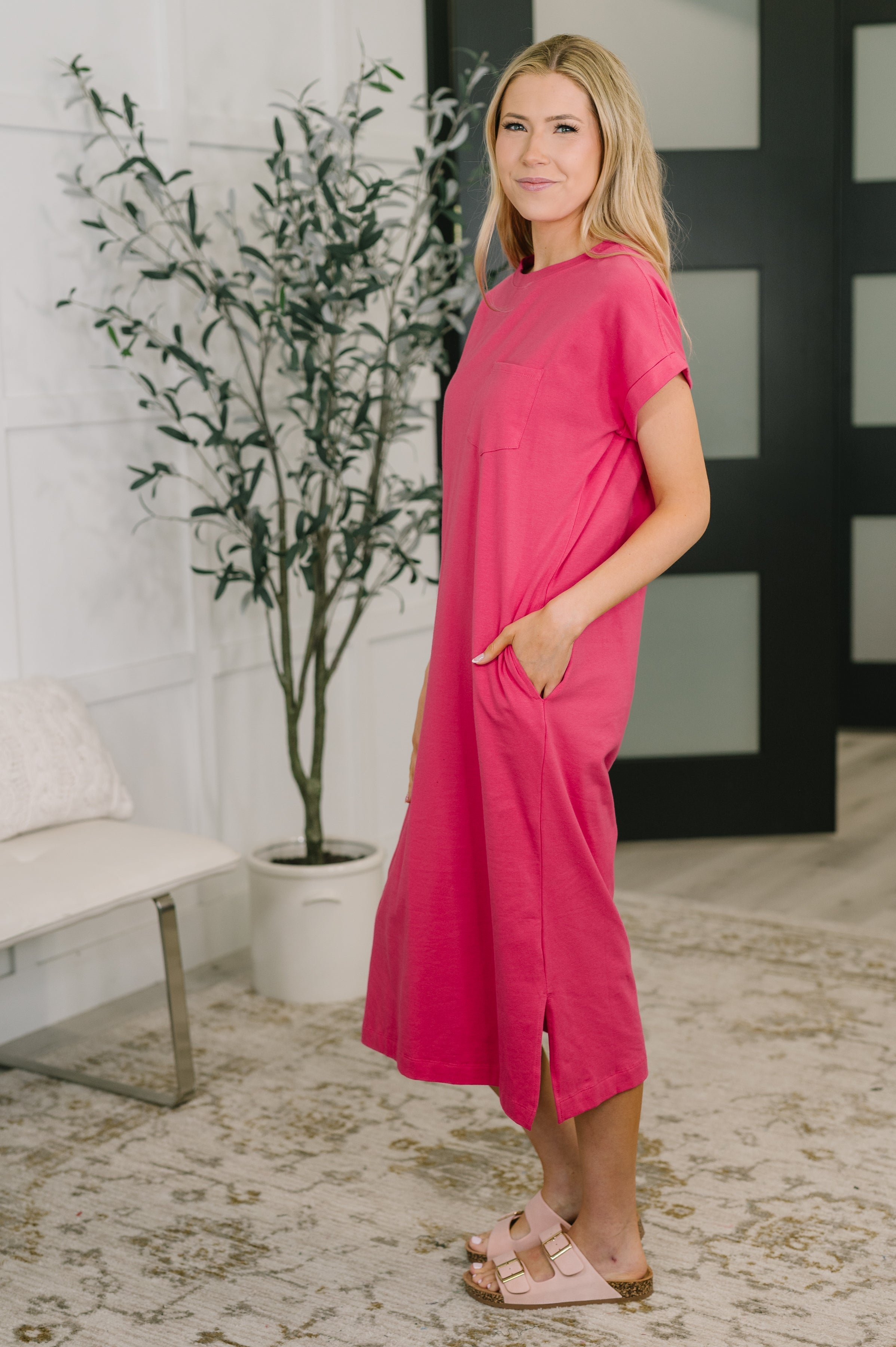Sukienka Midi Elegancka z Krótkim Rękawem w Kolorze Gorącego Różu - Idealna na Wesele i Wieczorne Wyjścia 2