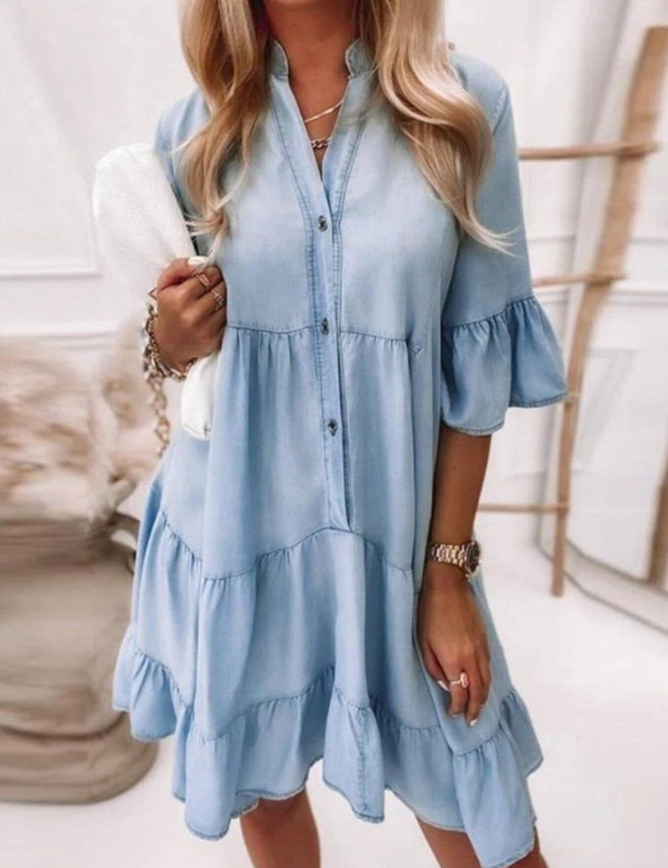 Sukienka mini z marszczonymi rękawami i guzikami - elegancka i stylowa na lato 0