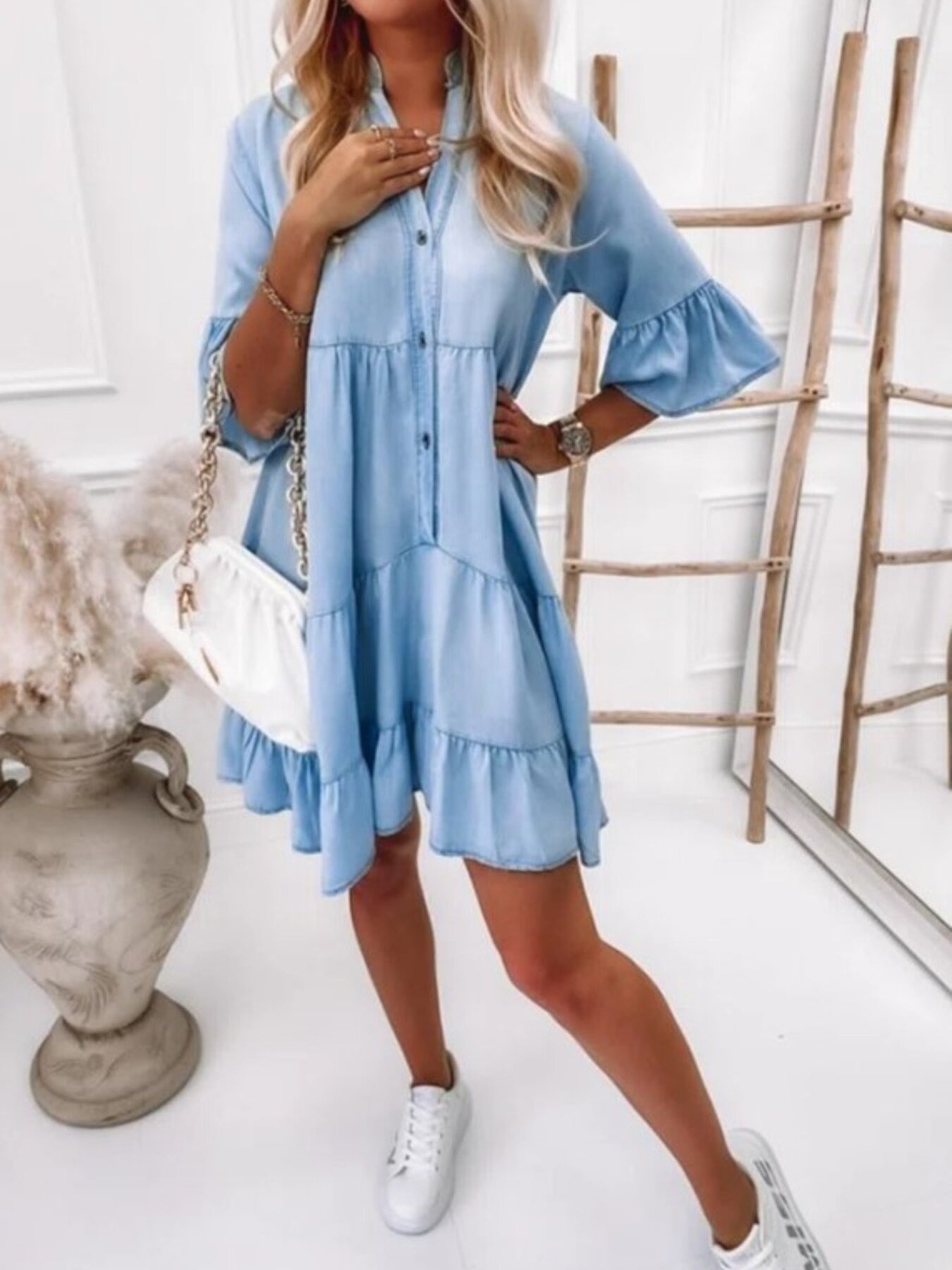 Sukienka mini z marszczonymi rękawami i guzikami - elegancka i stylowa na lato 2